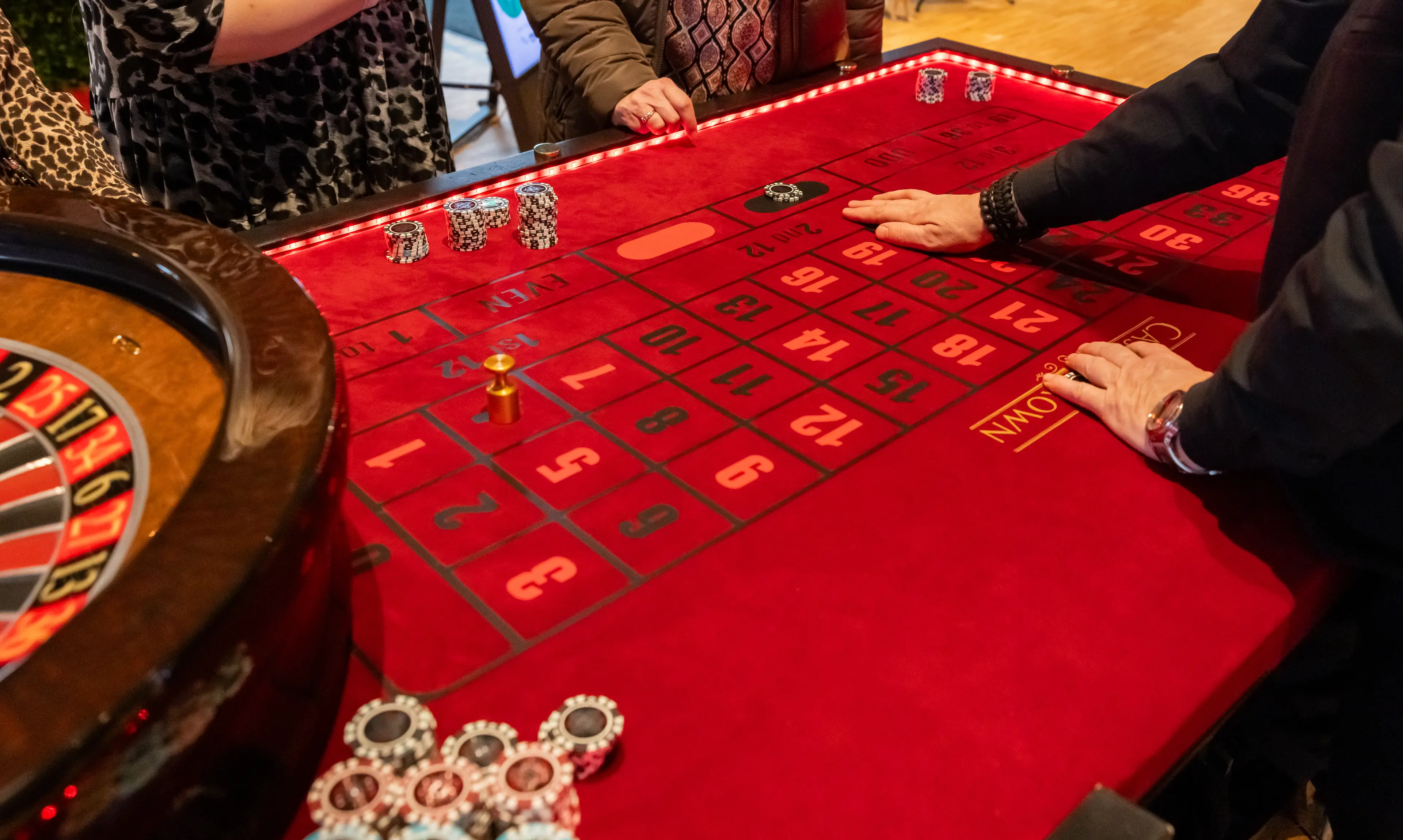 Gæster placerer chips på Casino Crown roulettebord ved event