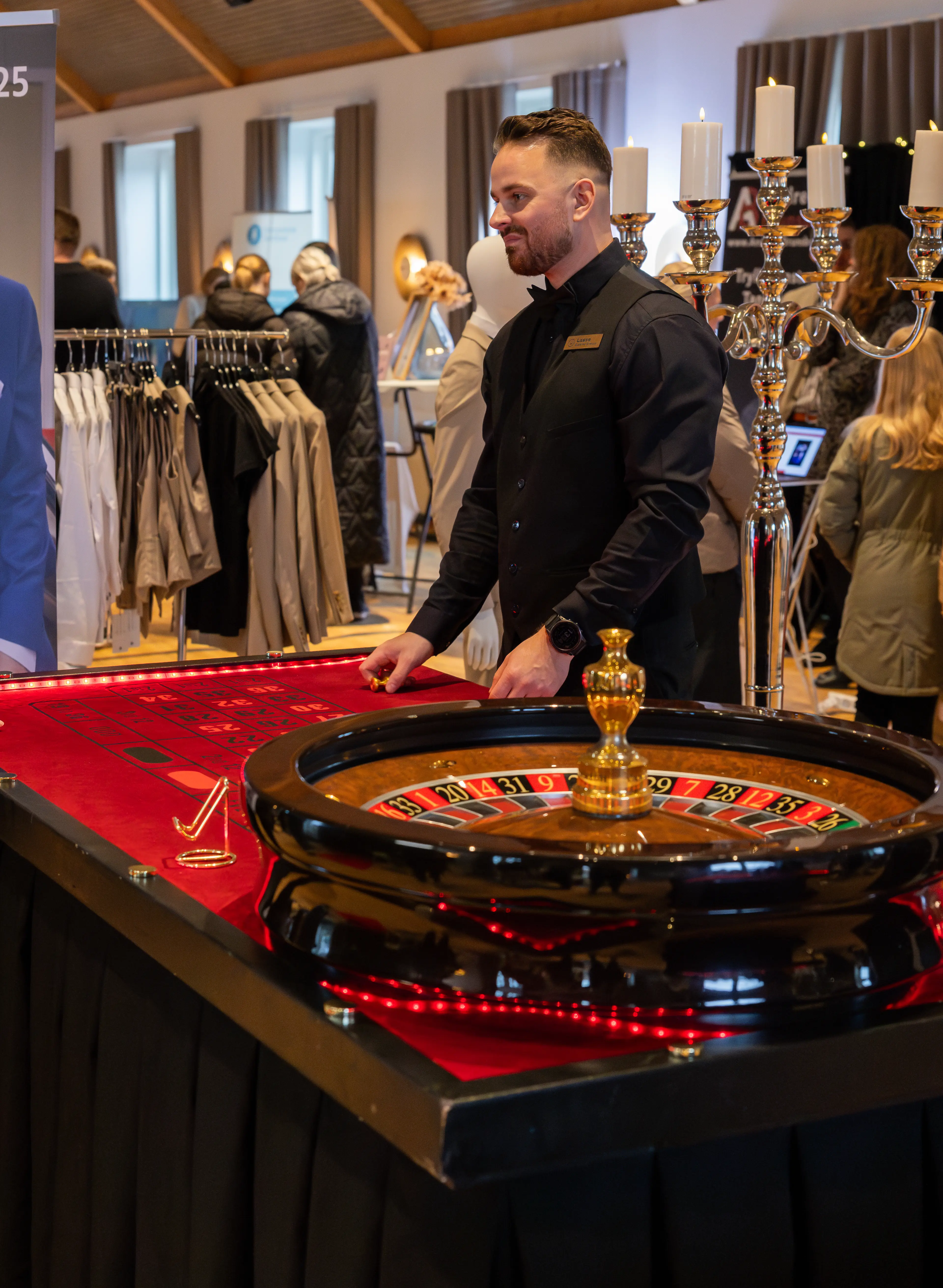 Casino Crown dealer ved roulettehjul med kandelabrer i baggrunden