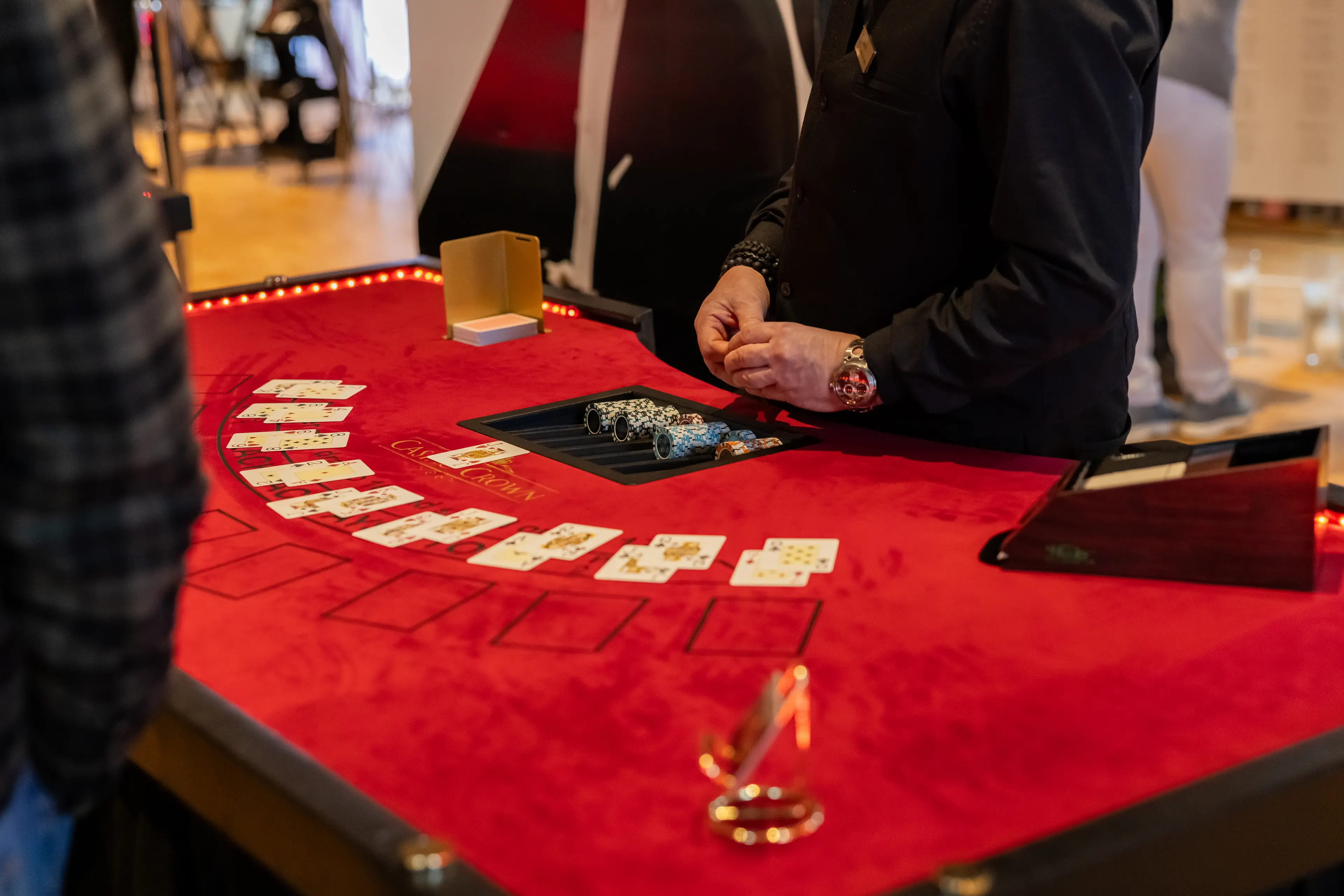 Casino Crown dealer fordeler kort ved rødt black jack-bord