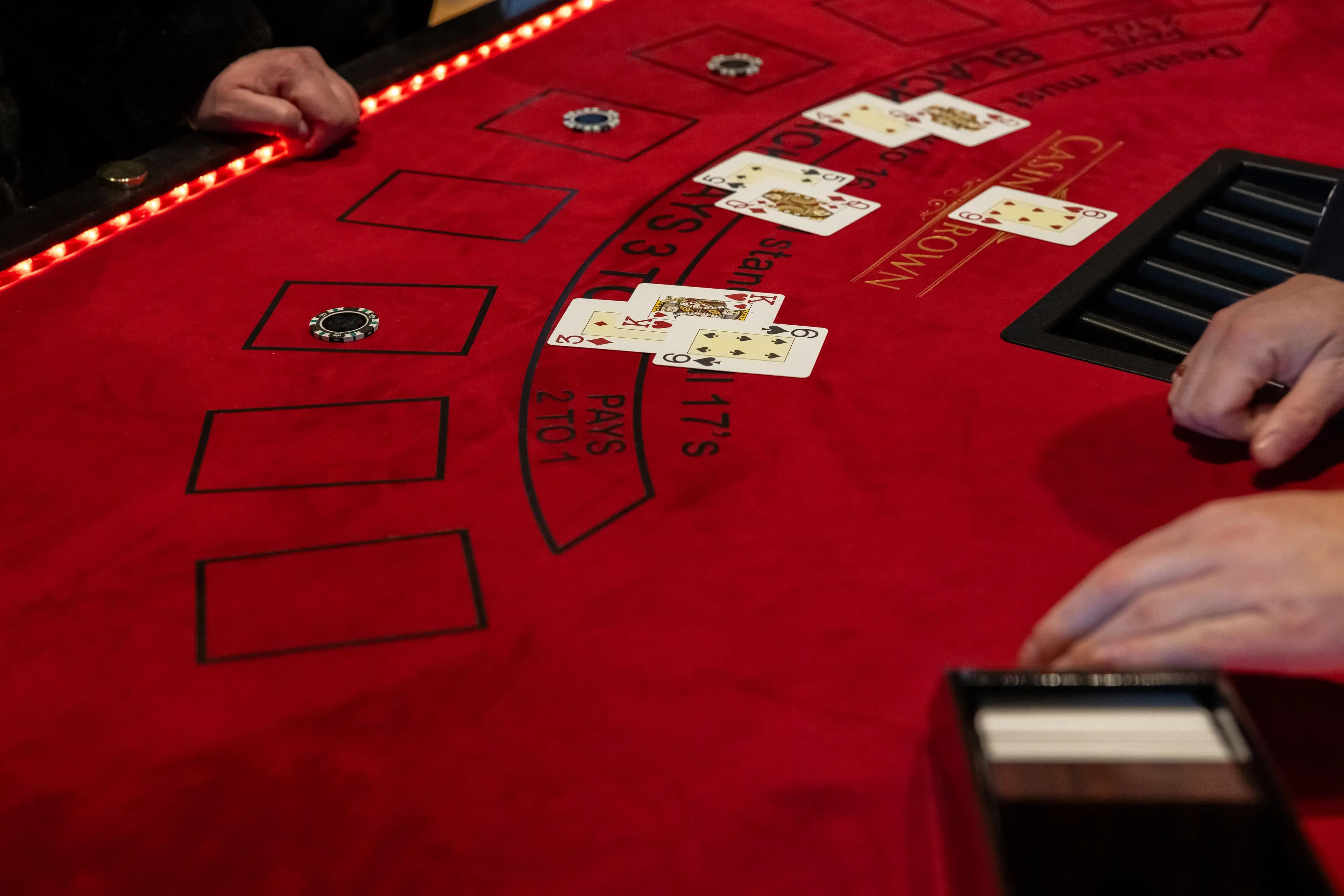 Casino Crown black jack-bord med kort, chips og chipbakke