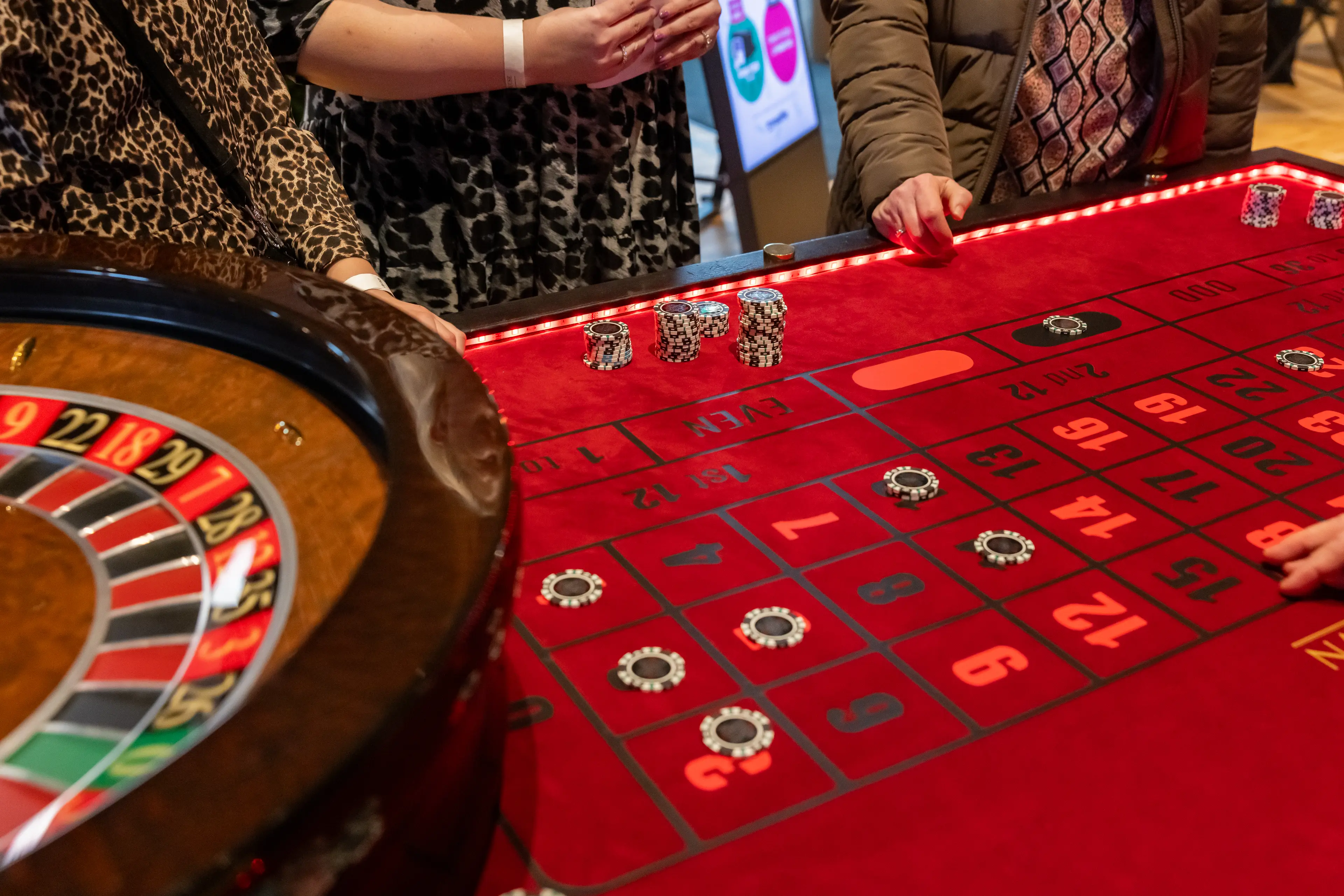 Gæster placerer chips på Casino Crown roulettebord