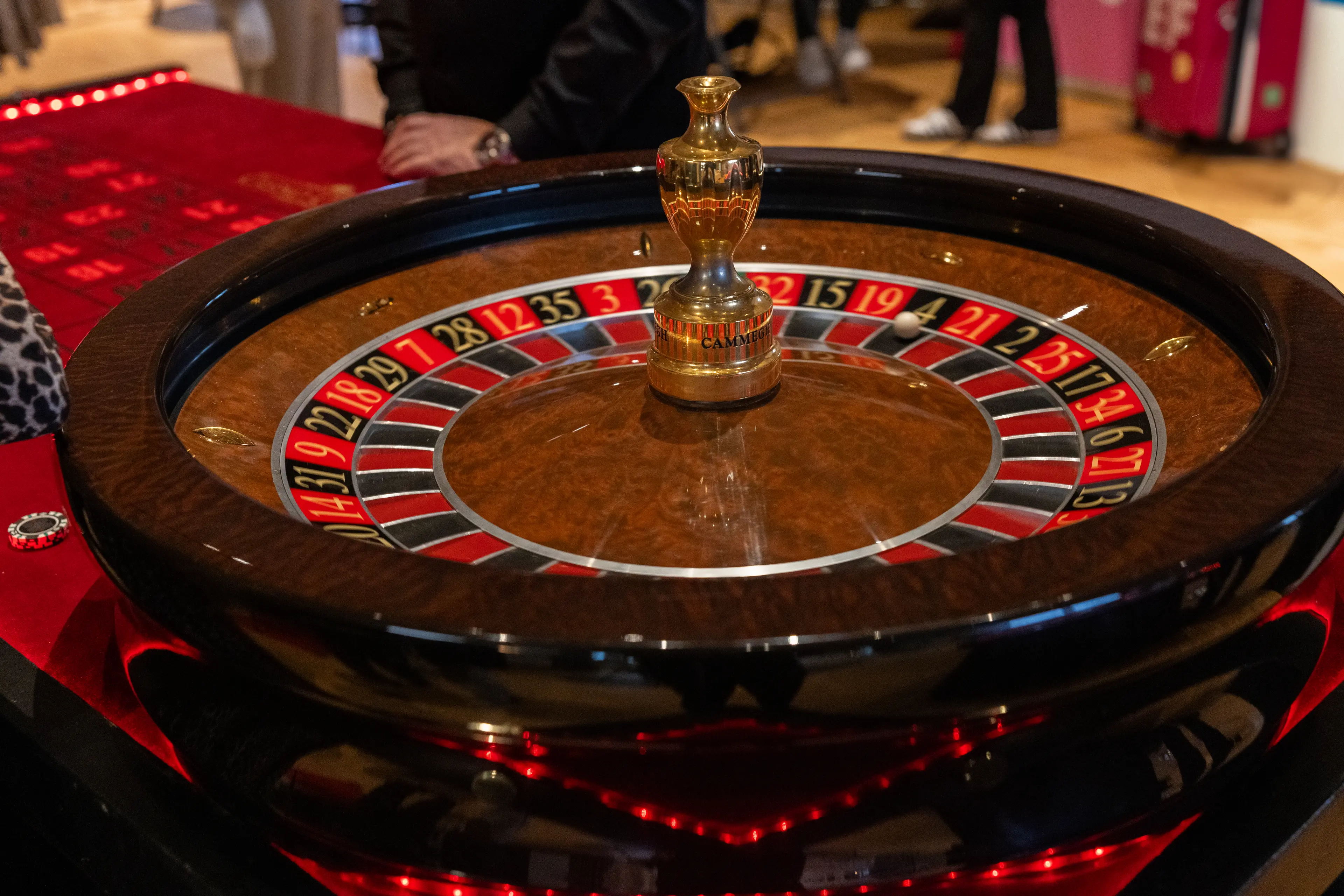 Casino Crown roulettehjul set oppefra med rød LED-belysning