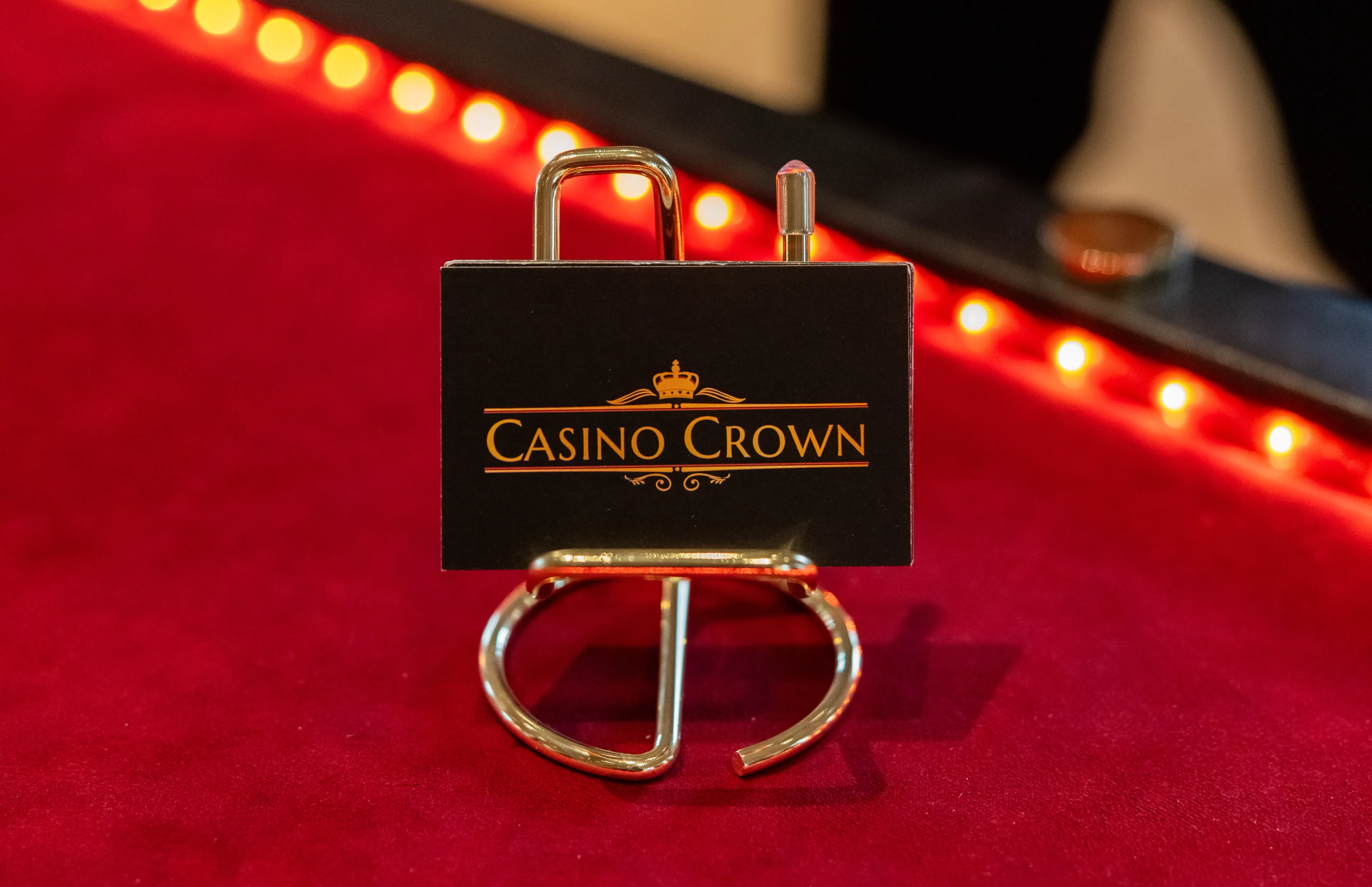 Casino Crown kortholder i guld på rødt spillebord med LED-lys