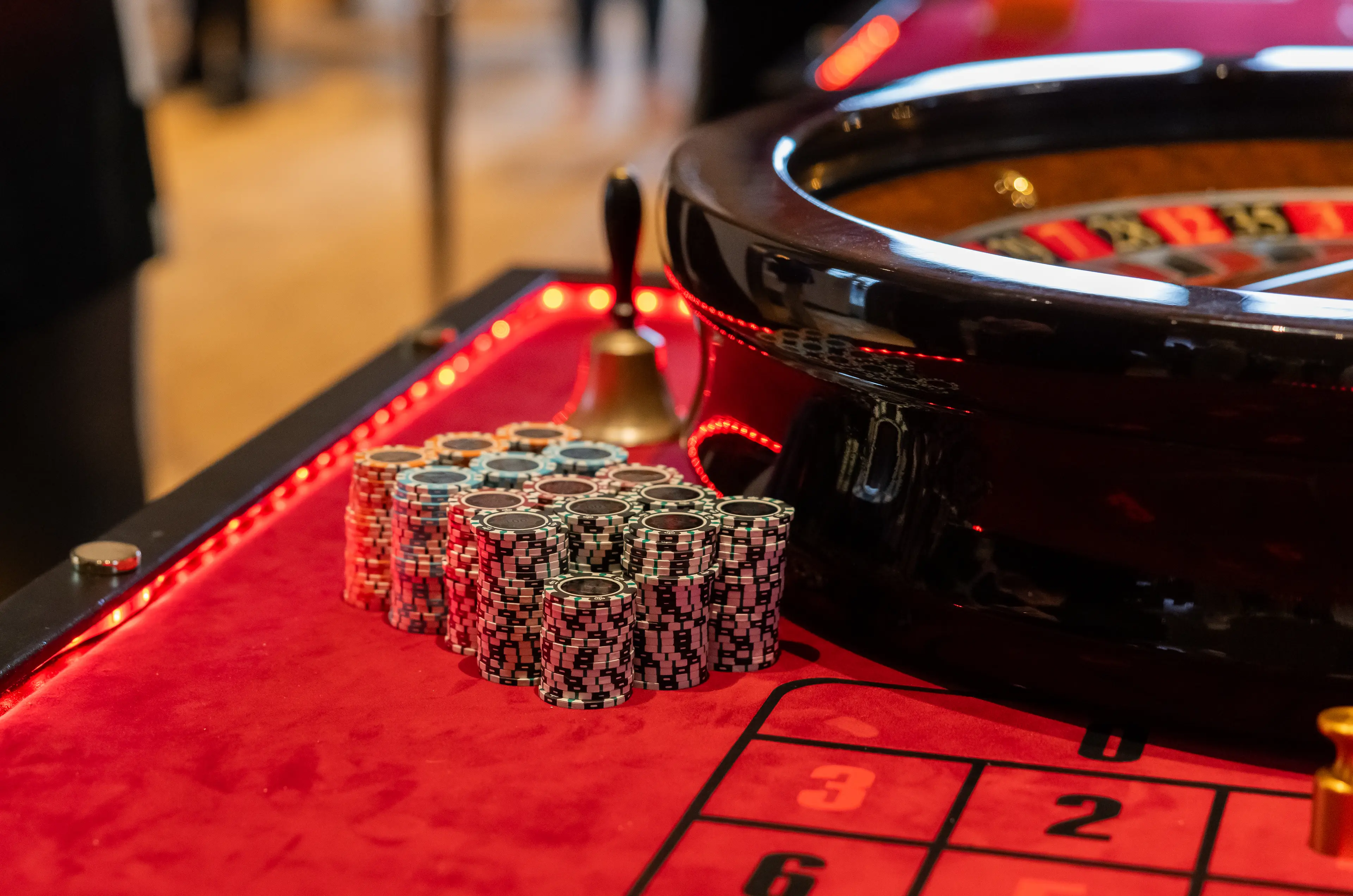 Chipstabler og roulettehjul på Casino Crown-bord