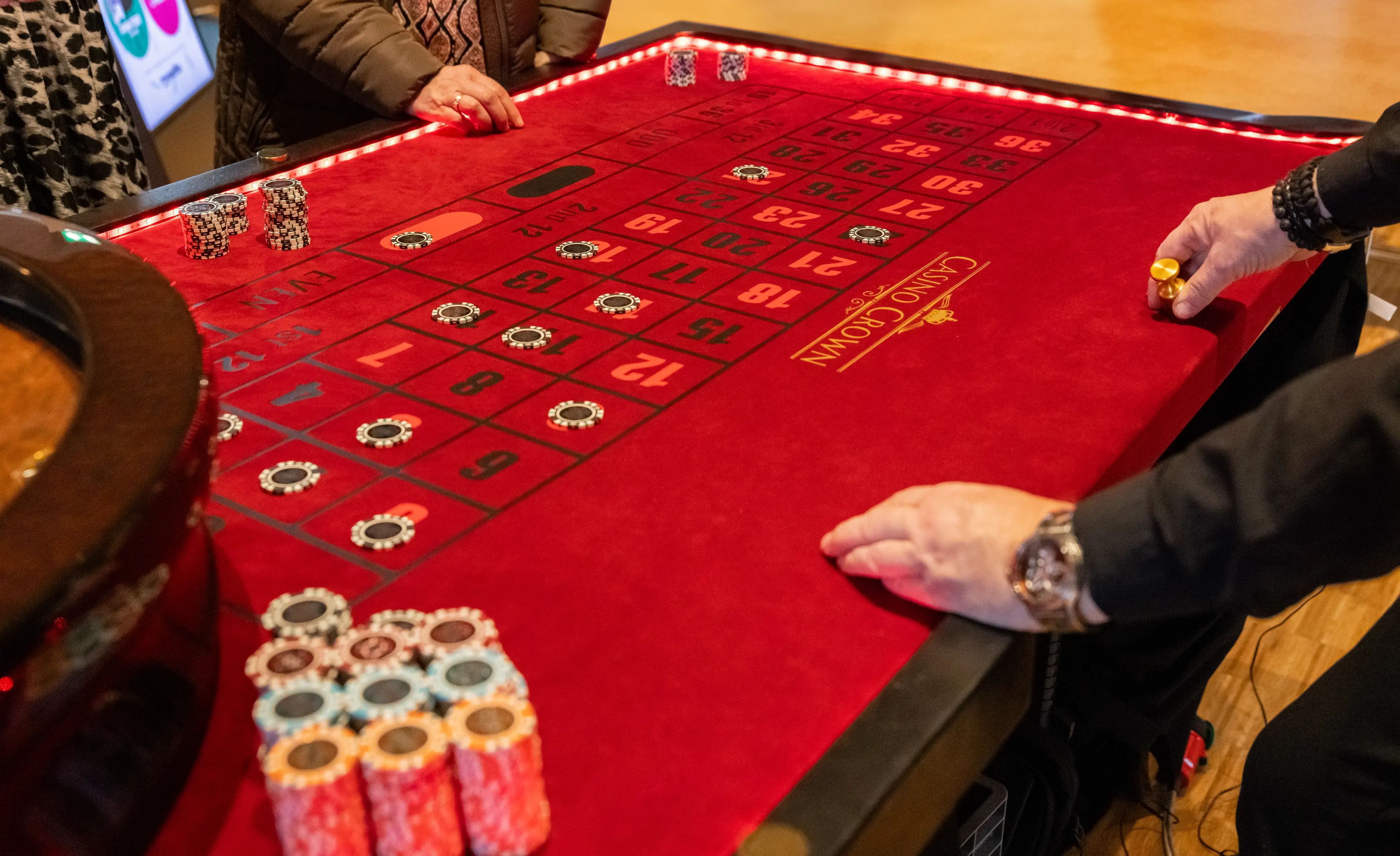 Casino Crown roulettebord med chips spredt over nummerfelterne