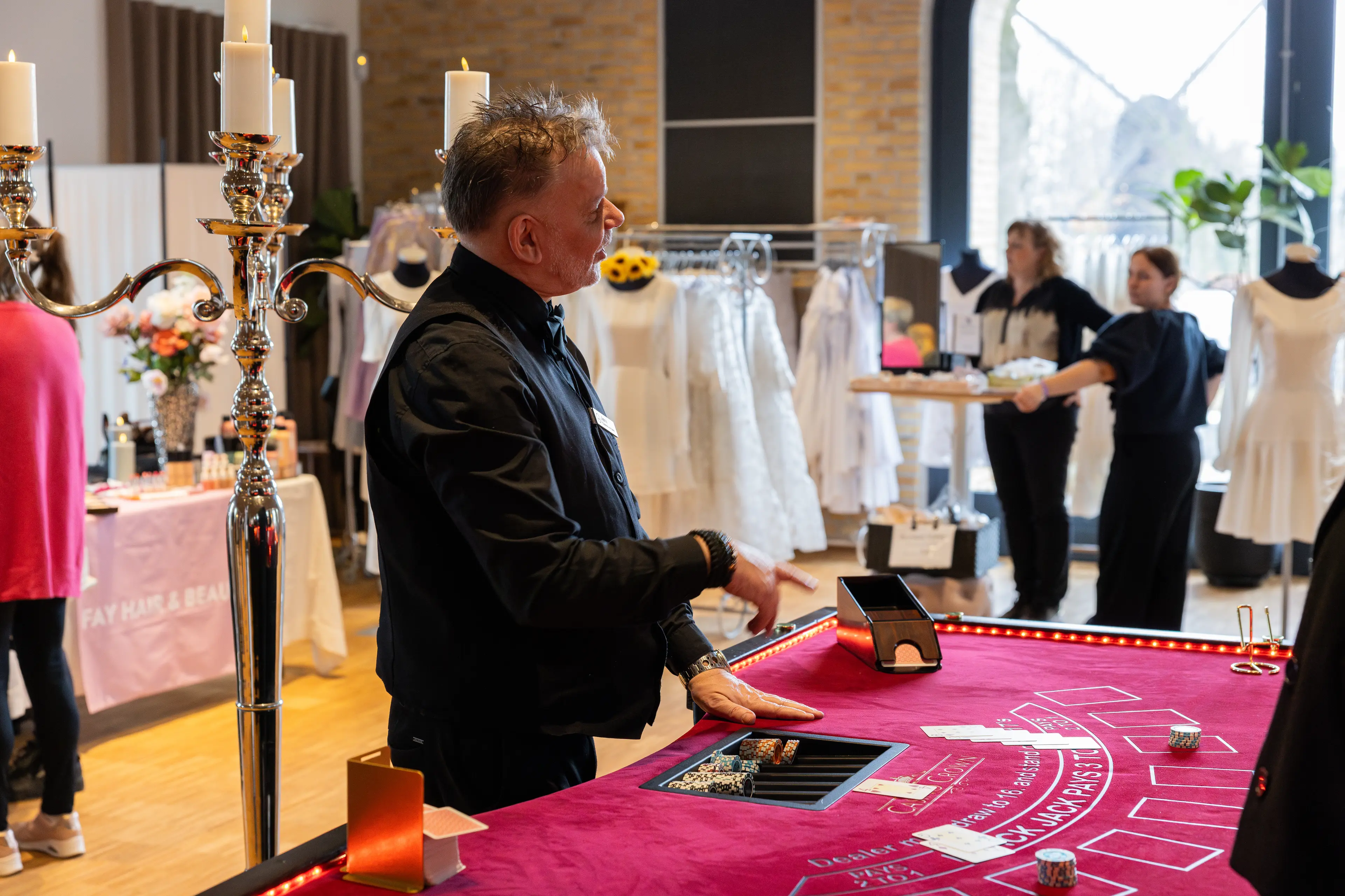 Casino Crown dealer håndterer kort ved brudemesse