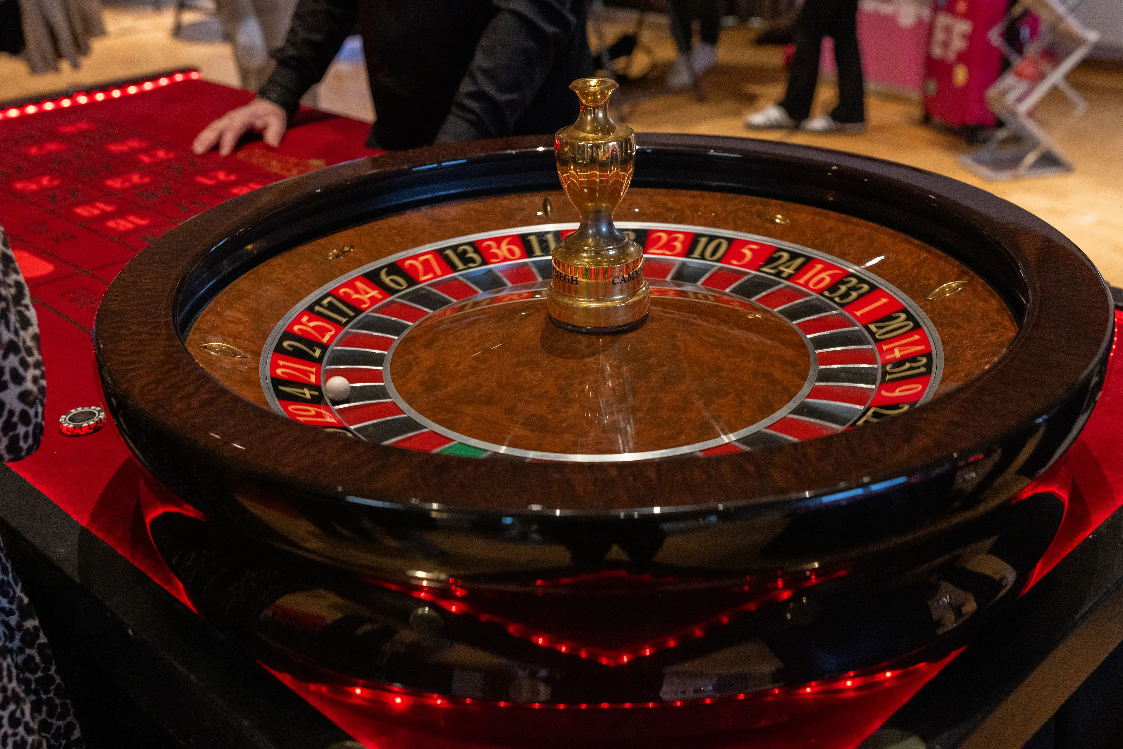 Casino Crown roulettehjul med rød LED-belysning på rødt bord