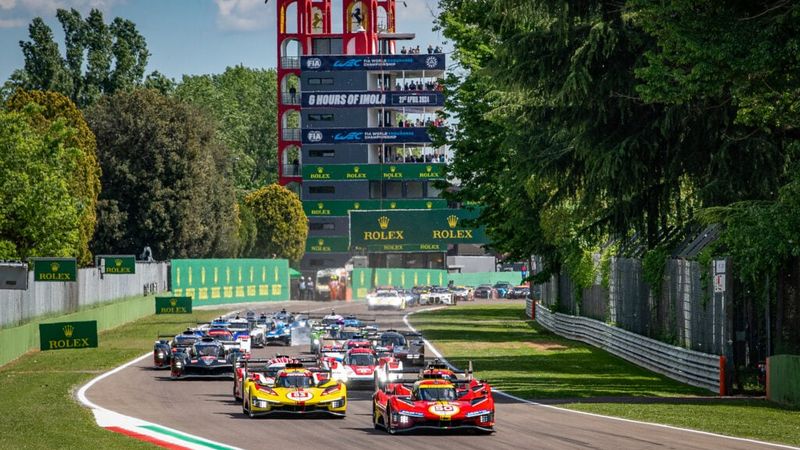 Partenza della 6 Ore di Imola: le Hypercar in gruppo sul rettilineo, con una Ferrari rossa e una gialla in testa