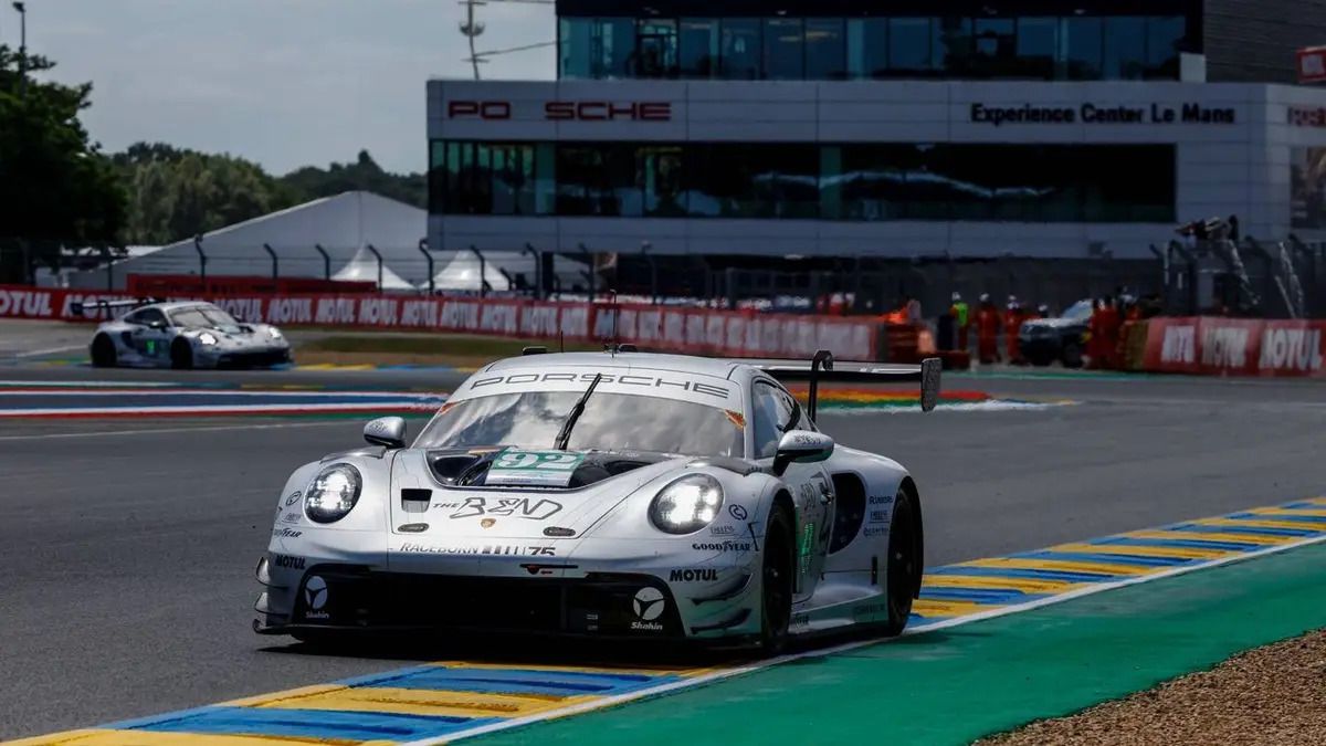 Porsche 911 argento in pista a Le Mans, davanti al Porsche Experience Center