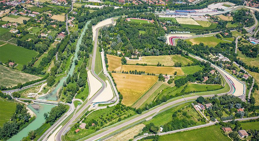 Veduta aerea del circuito di Imola tra campi coltivati, boschi e un fiume