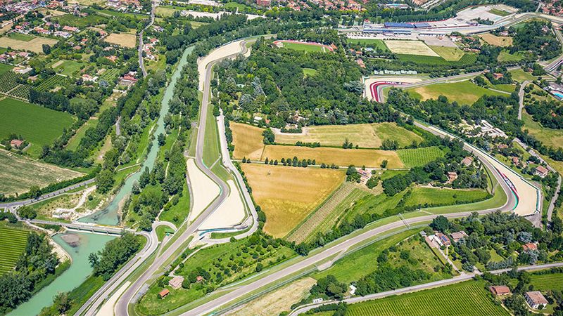 Veduta aerea del circuito di Imola tra campi coltivati, boschi e un fiume
