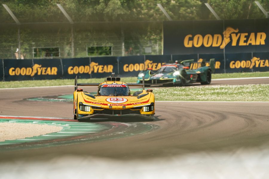 Hypercar Ferrari gialla numero 83 in curva a Imola, con un'altra Hypercar verde alle spalle
