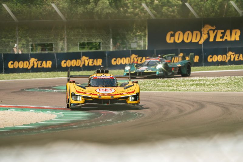 Hypercar Ferrari gialla numero 83 in curva a Imola, con un'altra Hypercar verde alle spalle