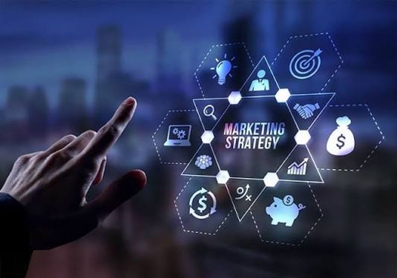 Mano che indica uno schema luminoso con la scritta «Marketing Strategy»