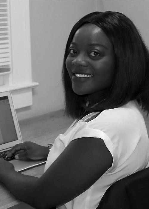 La antigua pasante Dufie Owusu trabajando en una computadora portátil