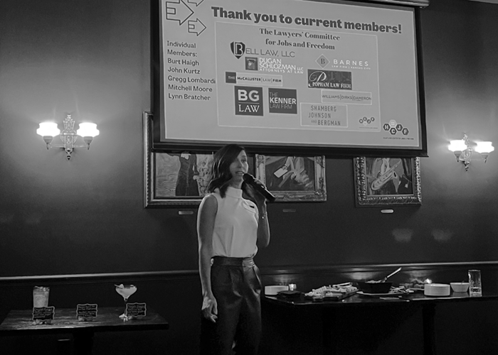 Una integrante del Comité de Abogados habla en un evento de Heartland.