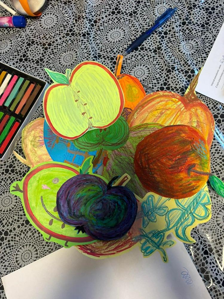 Prace plastyczne z motywem jabłek przygotowane podczas warsztatów