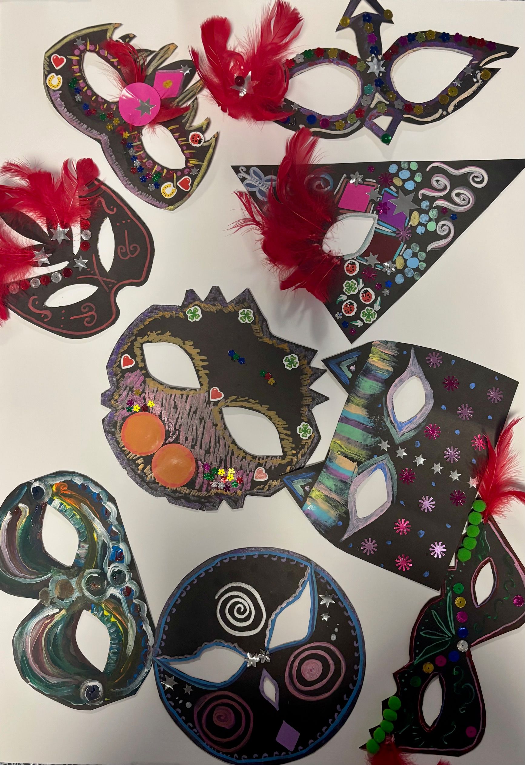 Wiele kolorowych masek na stole