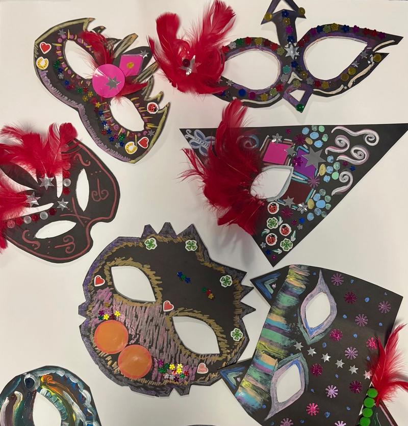 Wiele kolorowych masek na stole