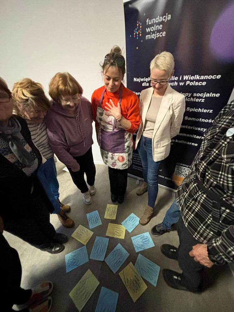 Krąg uczestników ćwiczenia arteterapeutycznego wokół kart