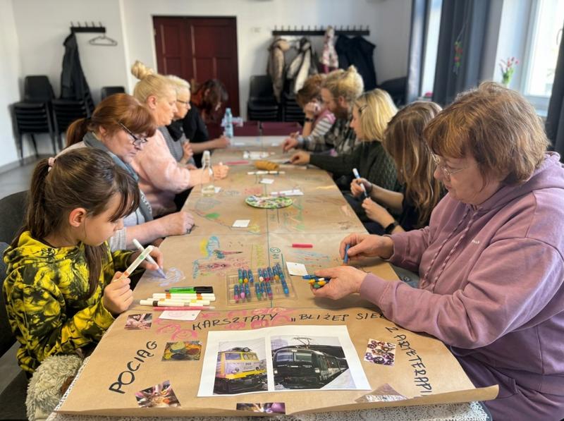 Uczestniczki warsztatów przy wspólnym stole kreatywnym