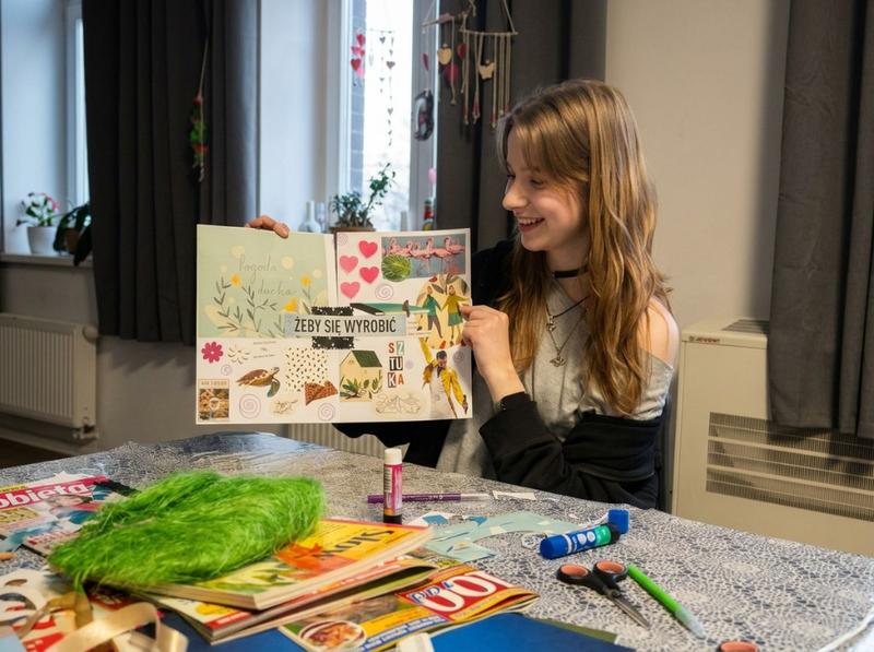 Dziewczyna prezentująca własnoręcznie wykonany kolaż