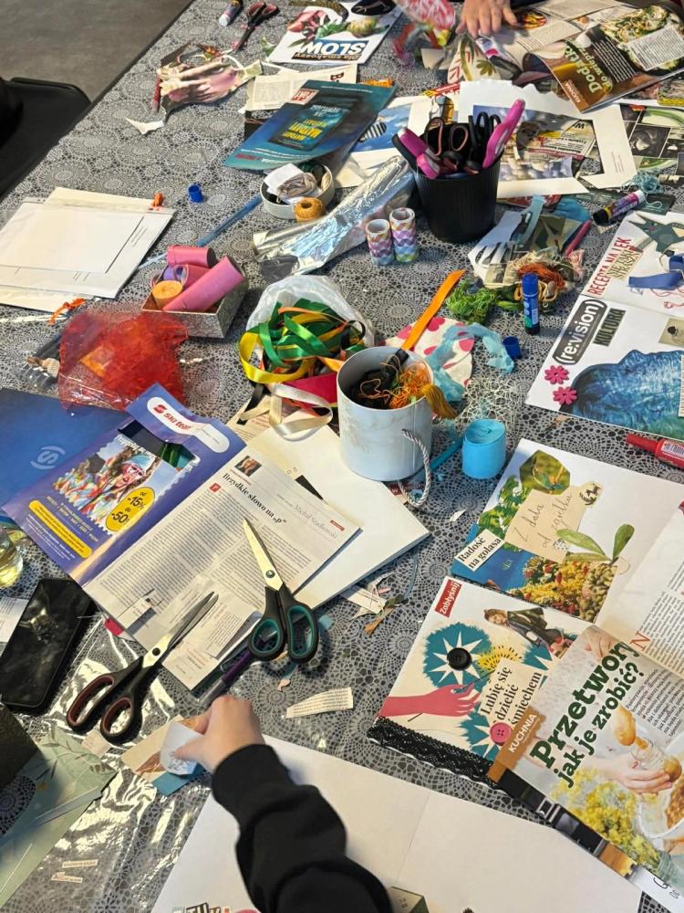 Rozrzucone na stole rzeczy do robienia warsztatów ręcznie.