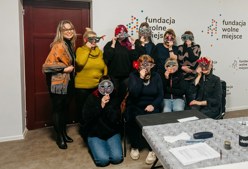 Grupowe zdjęcie uczestniczek w ozdobnych maskach