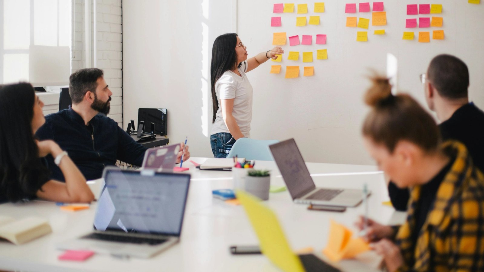 Equipe de RH analisando metricas de engajamento