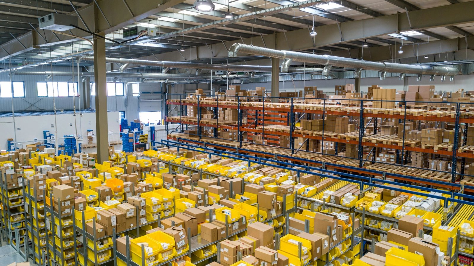 Centro logistico com pacotes e rastreamento