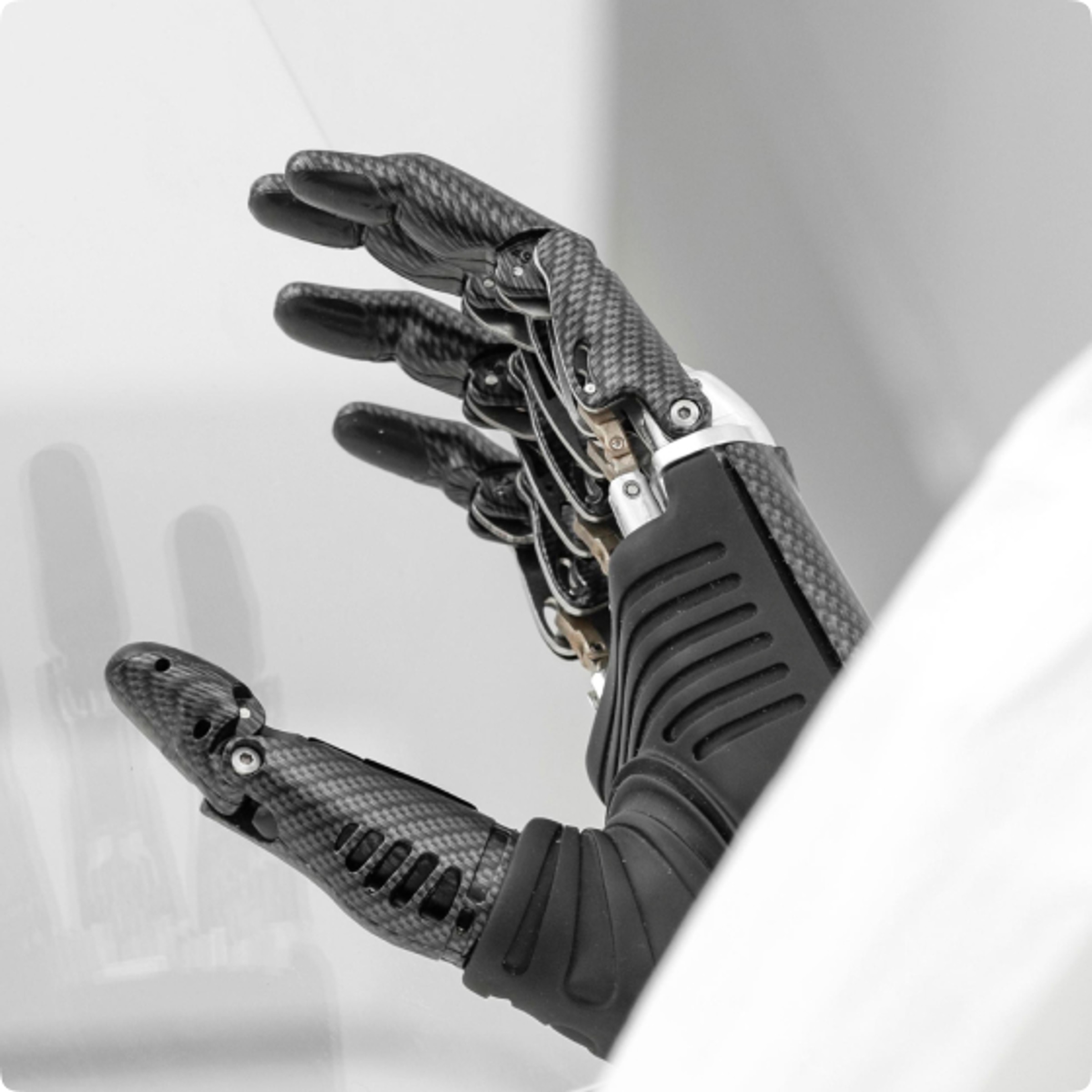 Eine robotische Hand vor hellem Hintergrund