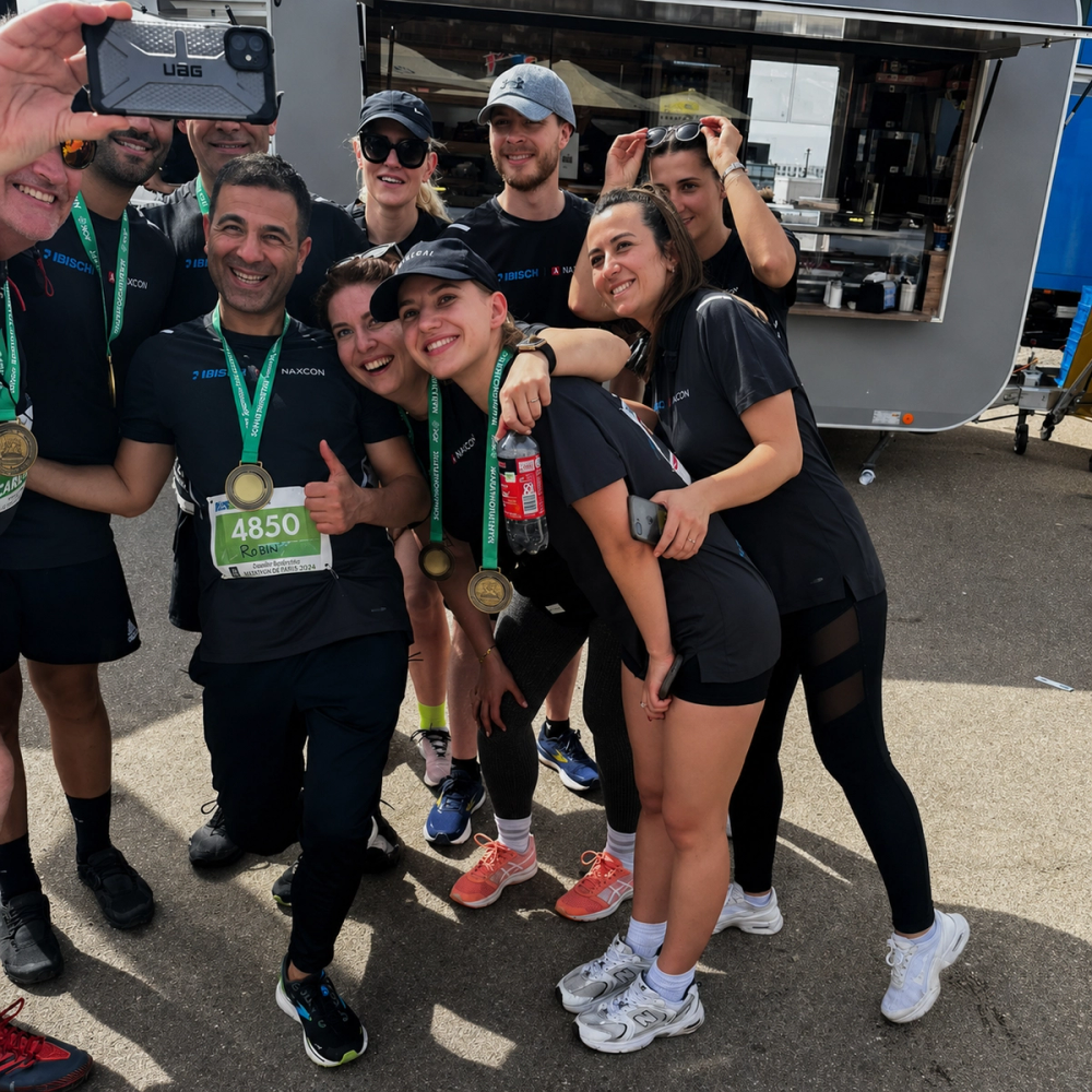 Das Team versammelt um eine Werkbank