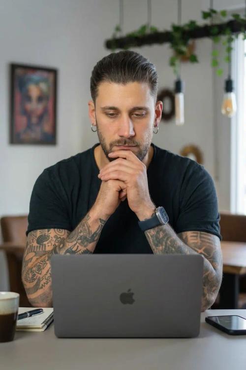 Eine Person sitzt nachdenklich vor einem Laptop, auf dem Bildschirm schwebt eine durchsichtige KI-Figur, die Code-Zeilen ausspuckt – die Person schaut skeptisch und hält ein Notizbuch in der Hand, bereit zum Lernen.