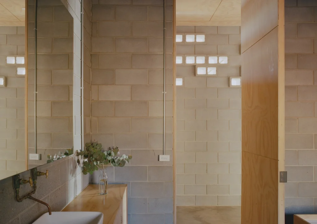 Mansfield House / Robbie Walker