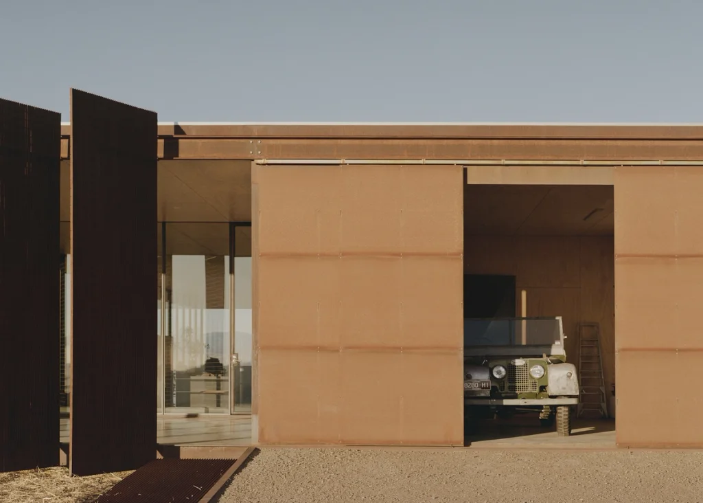 Mansfield House / Robbie Walker