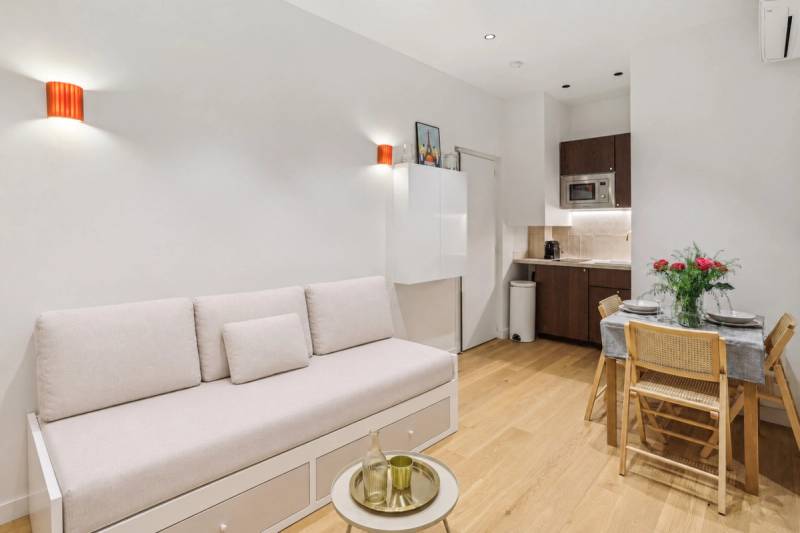 Lavie Maison : AC Hot Tub Close Arc de Tromphe — photo 1