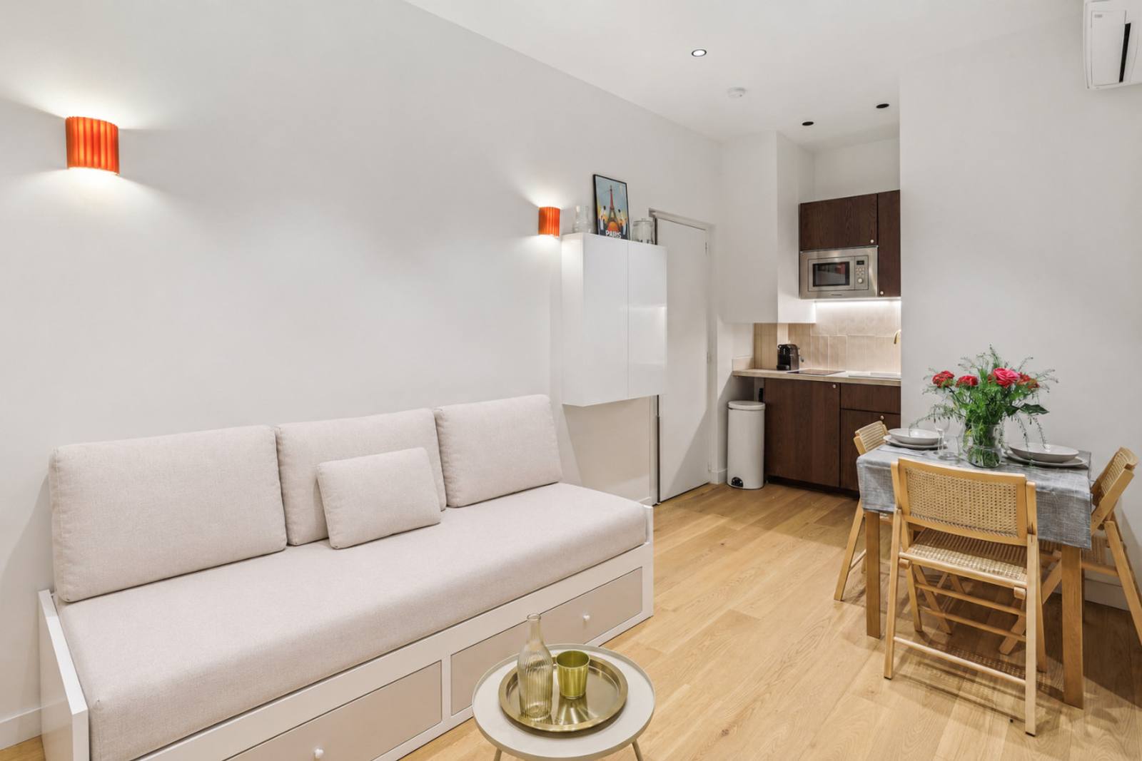 Lavie Maison : AC Hot Tub Close Arc de Tromphe — main view