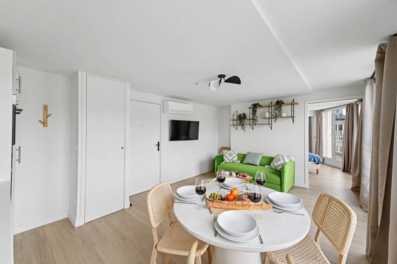 Lavie Maison: Spacious Apartment with Terrace