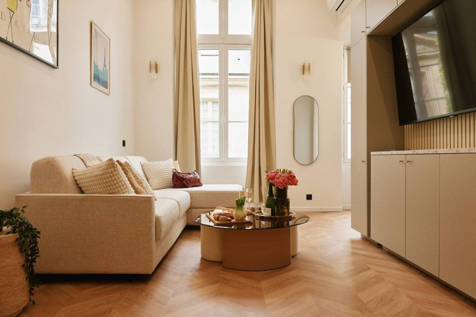 Lavie Maison Marais AC Hot Tub — main view