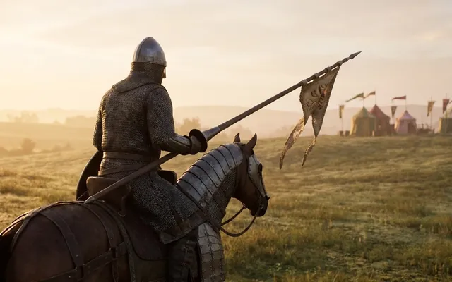 Ein Ritter in einem Kettenhemd und einem spitzen Helm mit Nasenschutz reitet im Morgengrauen über ein freies Feld und trägt eine Lanze mit Wimpel, in der Ferne stehen Turnierzelte und Banner