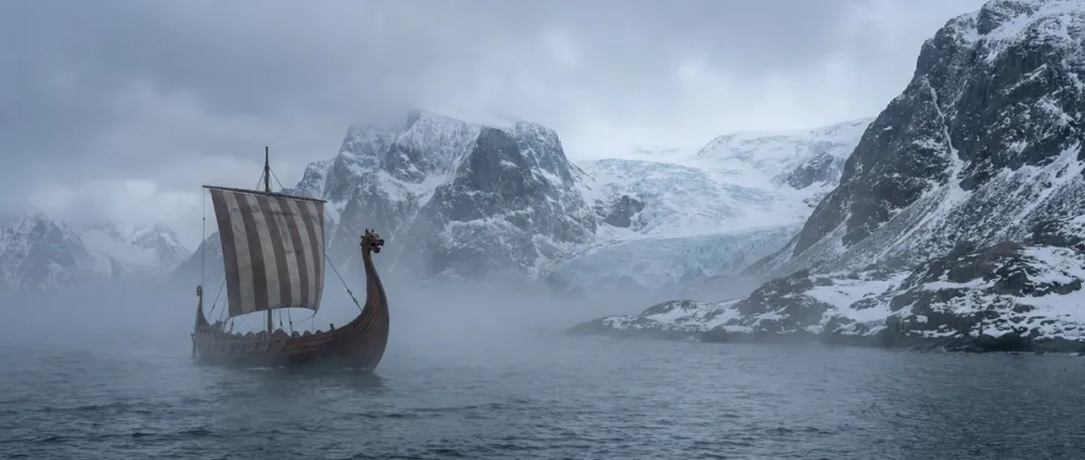 Ein Wikinger-Langschiff nähert sich einer schroffen, eisbedeckten Küstenlinie im Morgennebel Ein Wikinger-Langschiff nähert sich einer schroffen, eisbedeckten Küstenlinie im Morgennebel
