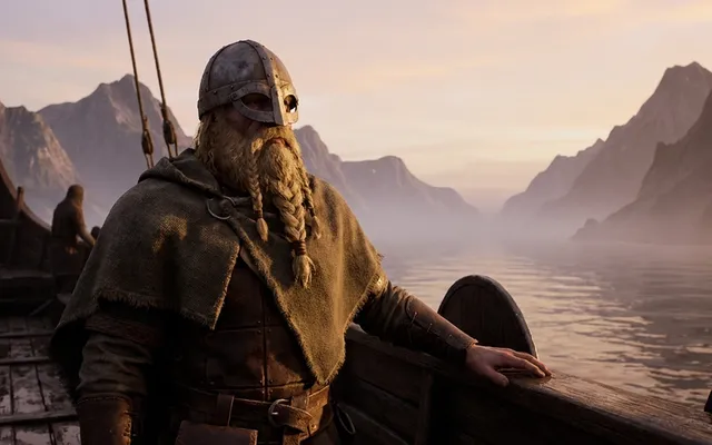 Ein nordischer Krieger mit schlichtem runden Eisenhelm und Nasenschutz steht bei Sonnenaufgang auf dem Deck eines Langschiffs und blickt über einen nebligen Fjord mit steilen Bergen