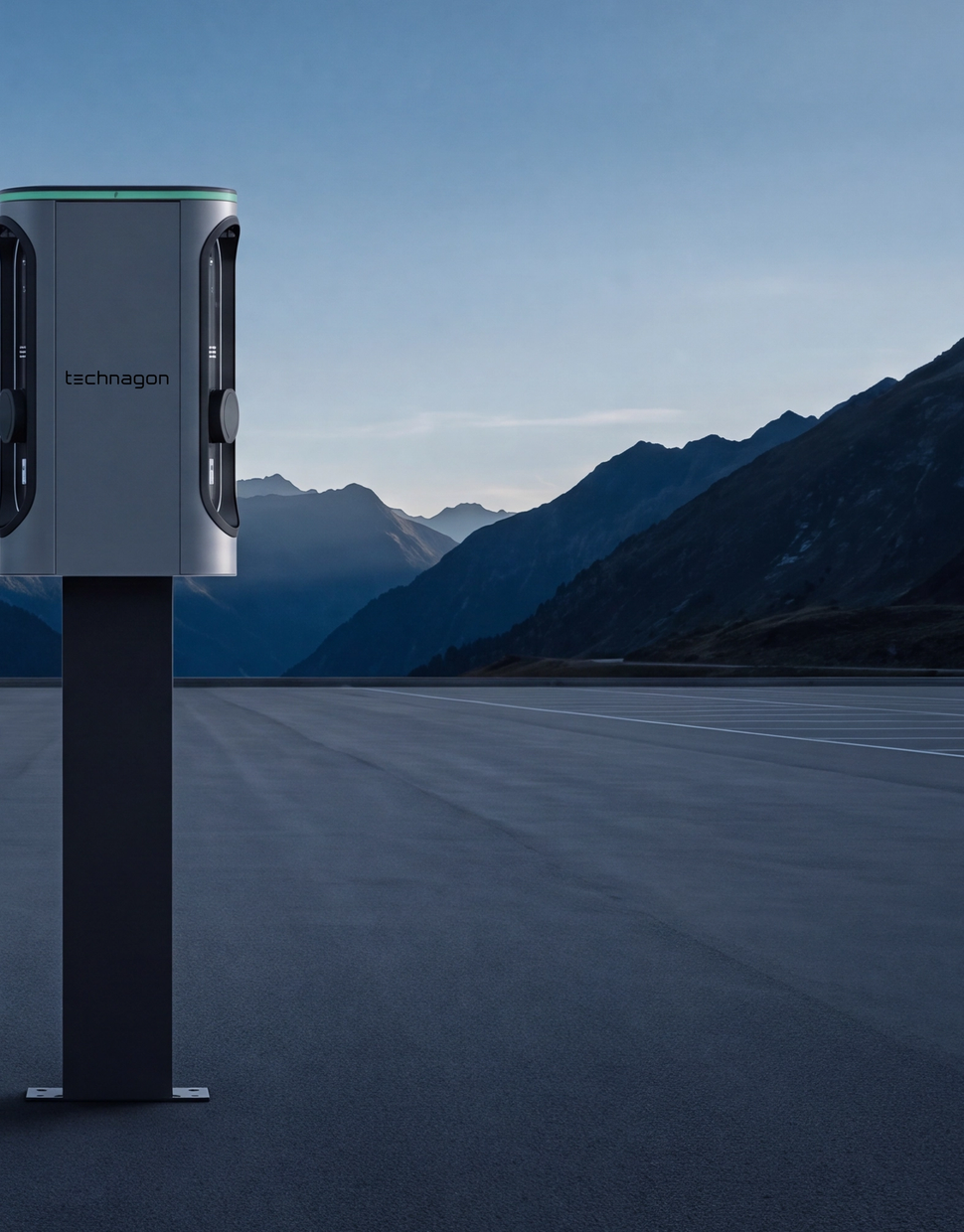 AC-Ladestationen aus dem EnergyCharge-Sortiment vor alpiner Kulisse