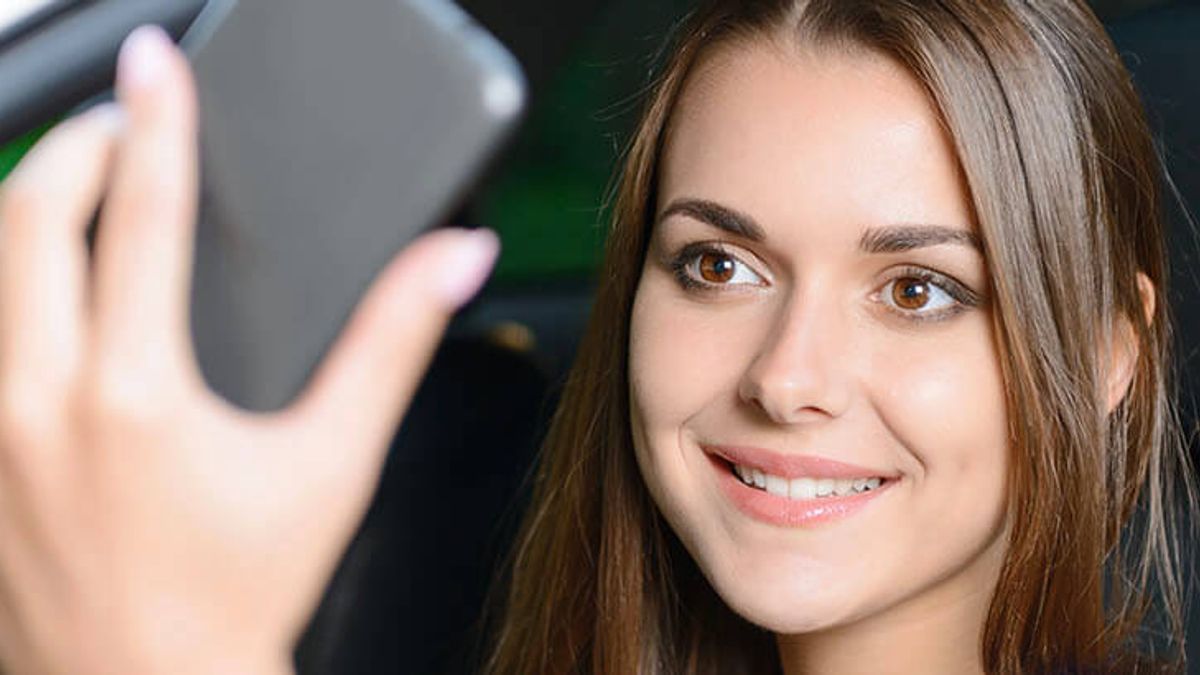 NY Lady In Car Taking Selfie