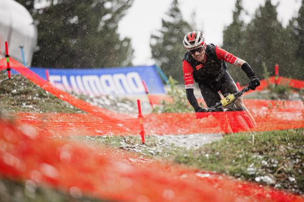 Mathias Flückiger took a solo victory in the rain in the men's XCO in Andorra