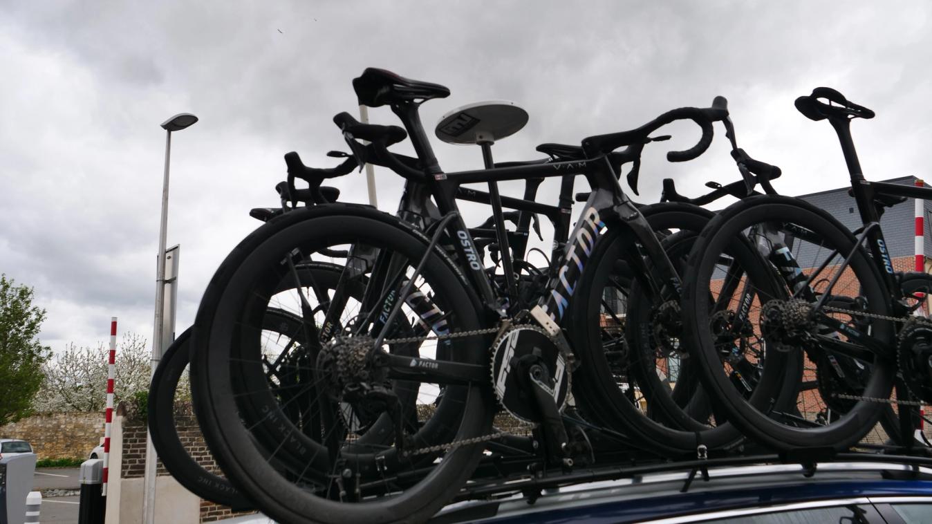 The spare bikes on the roof of the team car used the same 32mm tyres which fitted snugly on the Ostro VAM 