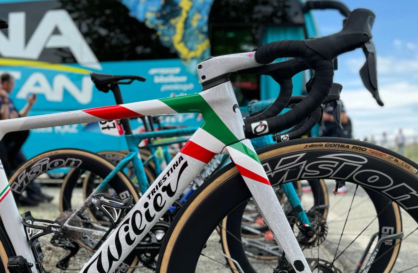 The Italian flag adorns Velasco's bike at the Giro d'Italia