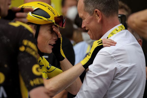 Richard Plugge celebrates with Jonas Vingegaard at the 2023 Tour de France
