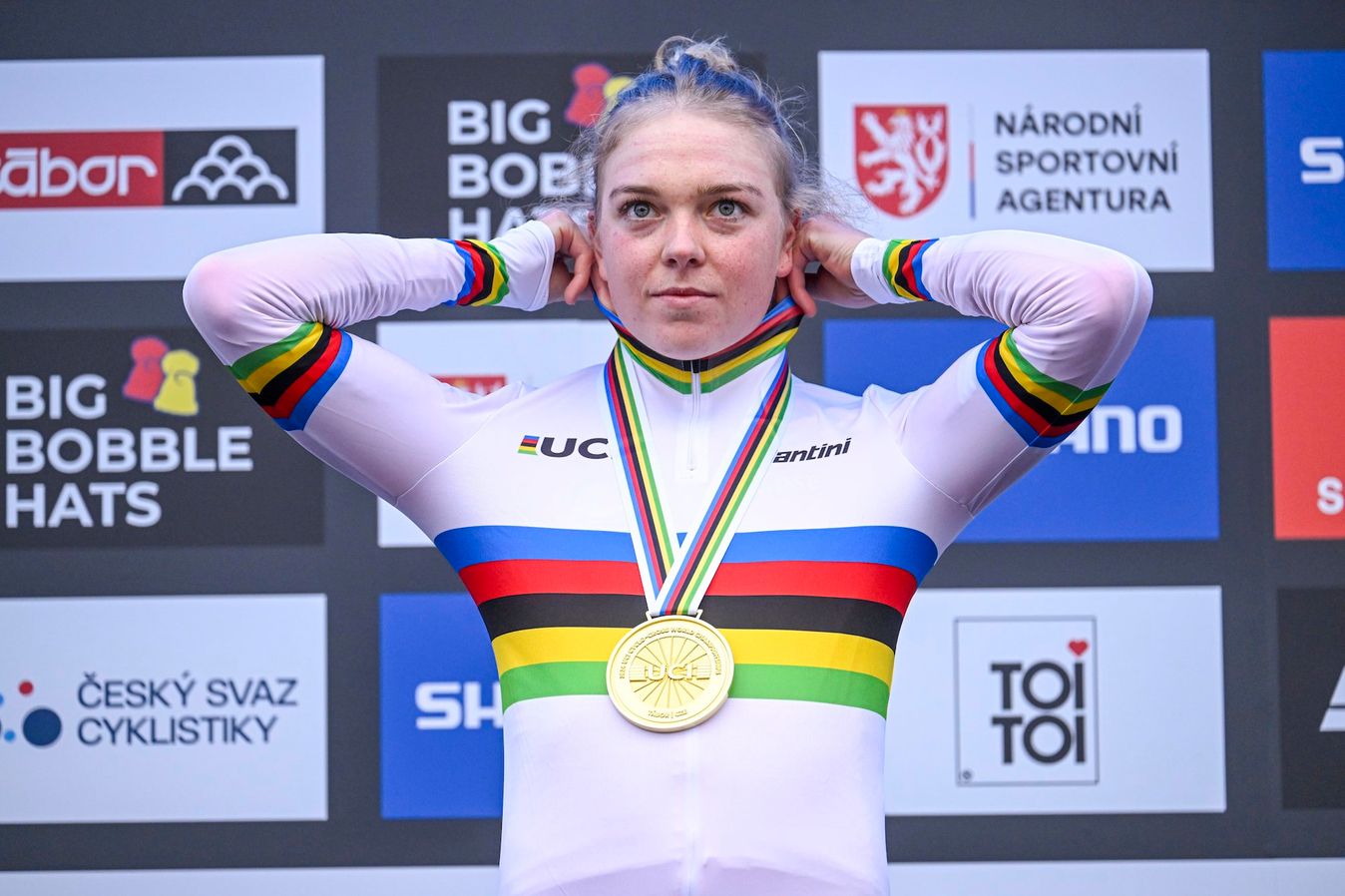 Fem van Empel pulls on the rainbow jersey for a second year in a row