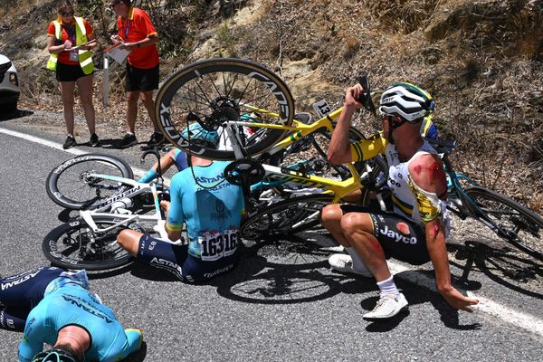 Luke Plapp crashed heavily on stage 3 of the Tour Down Under but managed to finish the stage